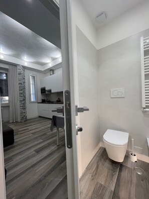 Douche, sèche-cheveux, bidet, serviettes fournies