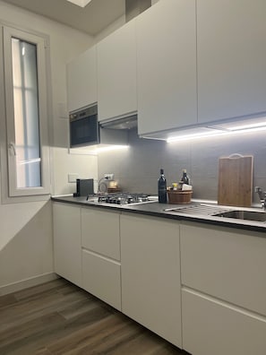 Fridge, microwave, stovetop, coffee/tea maker - Vatican Maison Cavalleggeri (Roma)