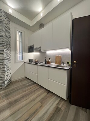 Kühlschrank, Mikrowelle, Herdplatte, Wasserkocher mit Kaffee-/Teezubehör