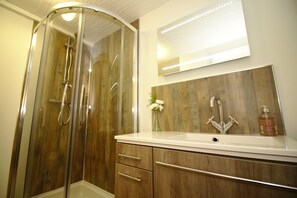 Shower, hair dryer, towels, soap - The Old Hay Loft - Tawny Owl (Kirkby Lonsdale)