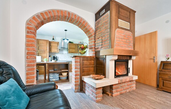 Téléviseur connecté, foyer, table de baby-foot, chaîne audio