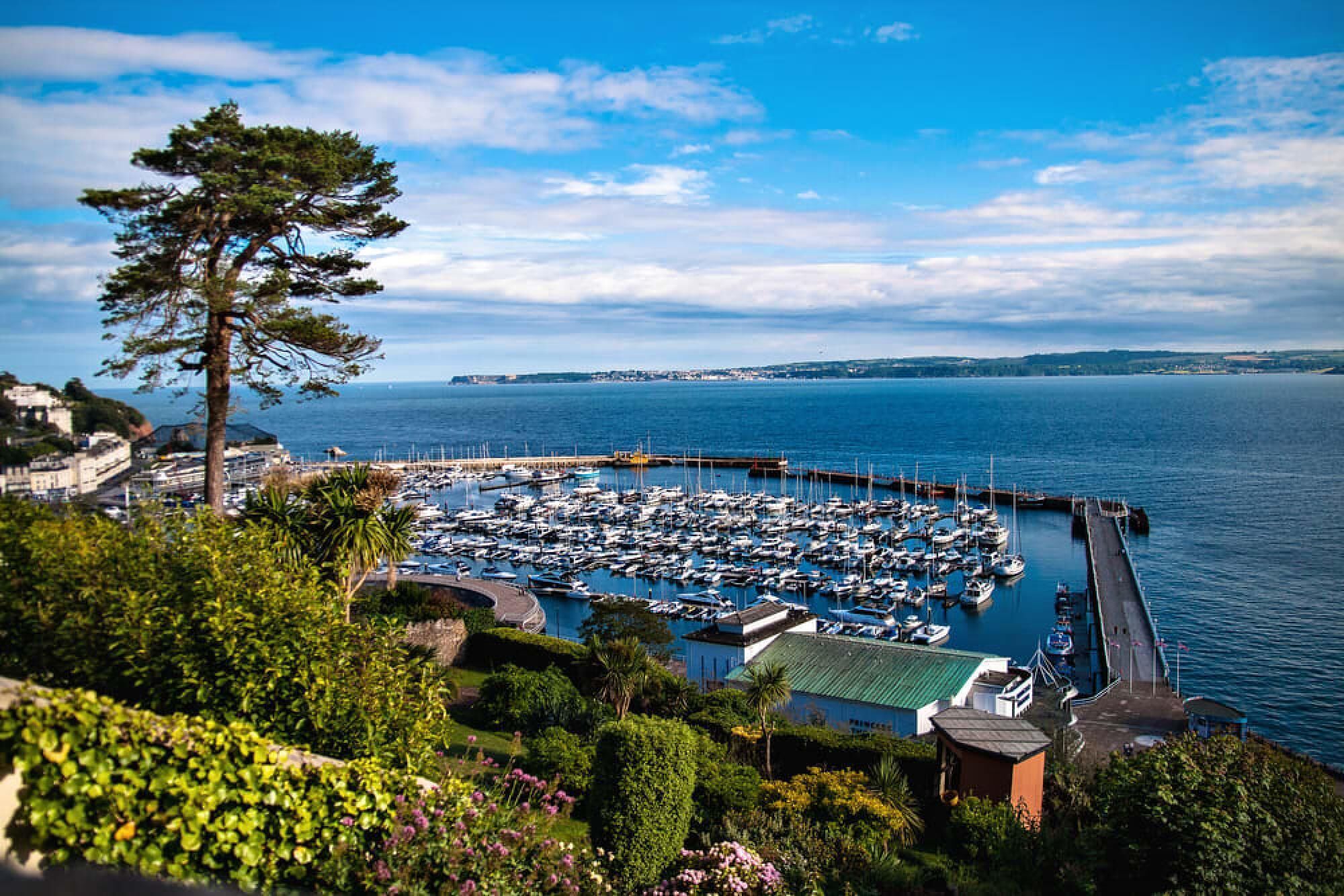 Lawsons Place - Family-friendly Apartment With Parking on Babbacombe Downs