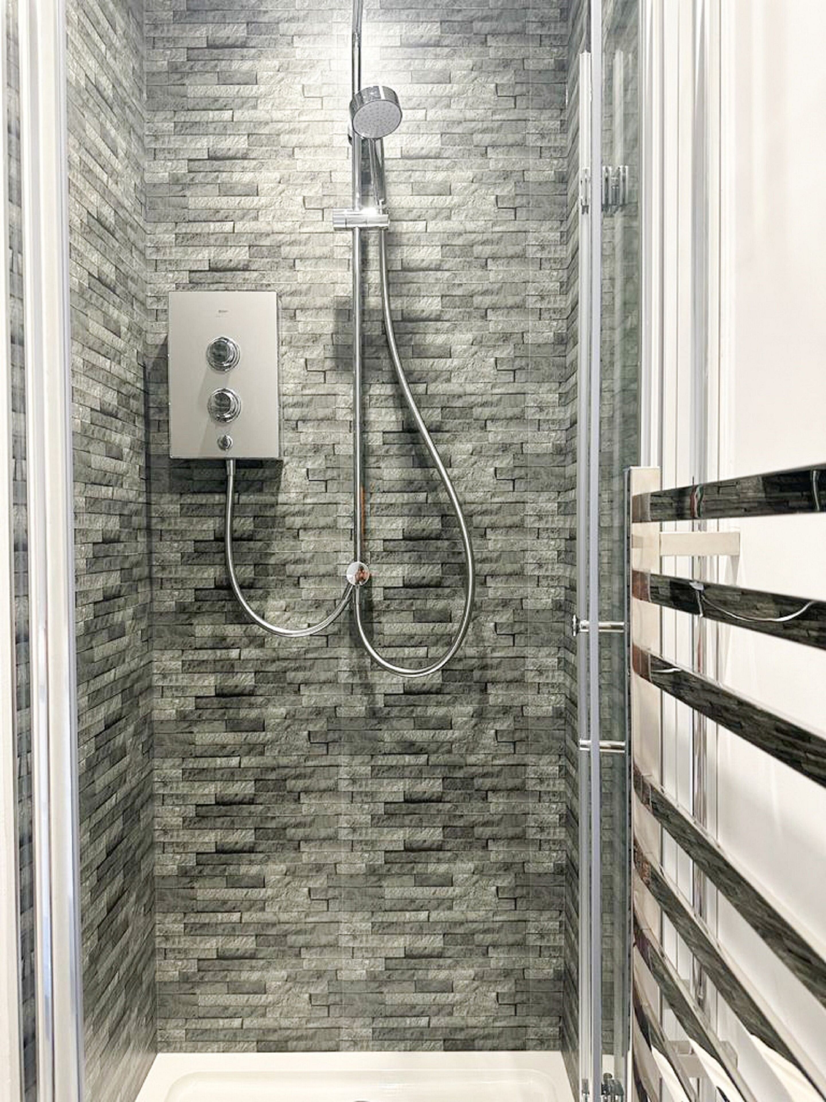 Phòng đôi tiện nghi đơn giản | Phòng tắm | Buồng tắm vòi sen, máy sấy tóc, khăn tắm, xà phòng 