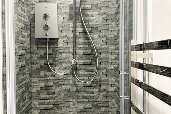 Anchorage 3 | Bathroom | Shower, hair dryer, towels, soap