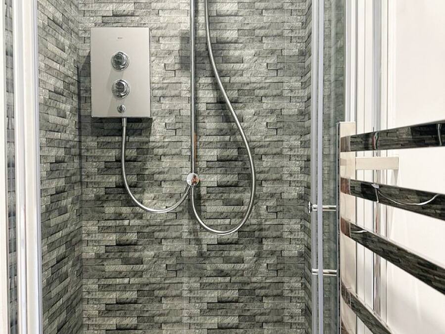 Anchorage 3 | Bathroom | Shower, hair dryer, towels, soap