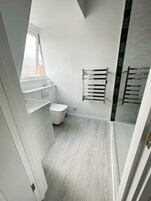 Anchorage 4 | Bathroom | Shower, hair dryer, towels, soap