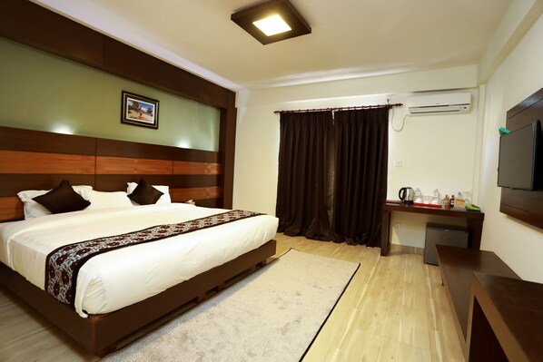 Premium bedding, minibar, bed sheets