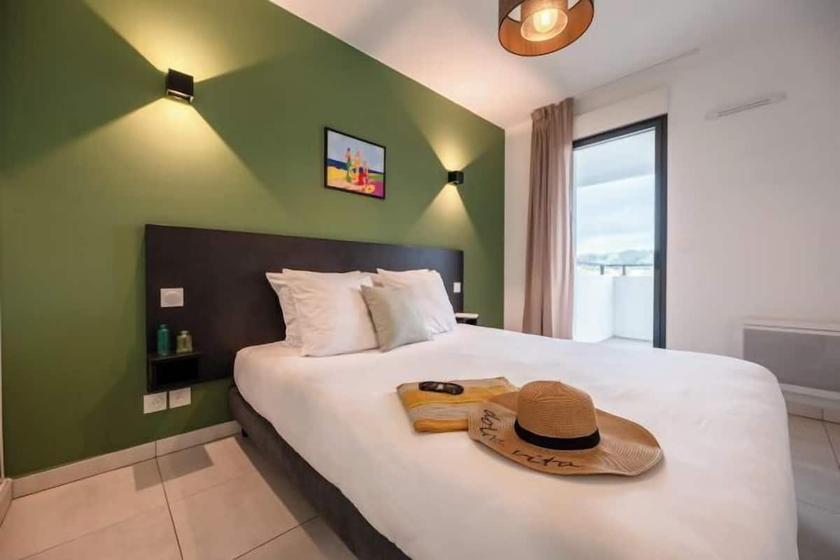 Geluiddichte muren, gratis babybedden, gratis wifi, beddengoed