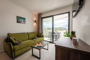 经典公寓, 1 张双人床和 1 张沙发床 | 起居区 | 109-厘米纯平电视 （配备卫星频道）、电视