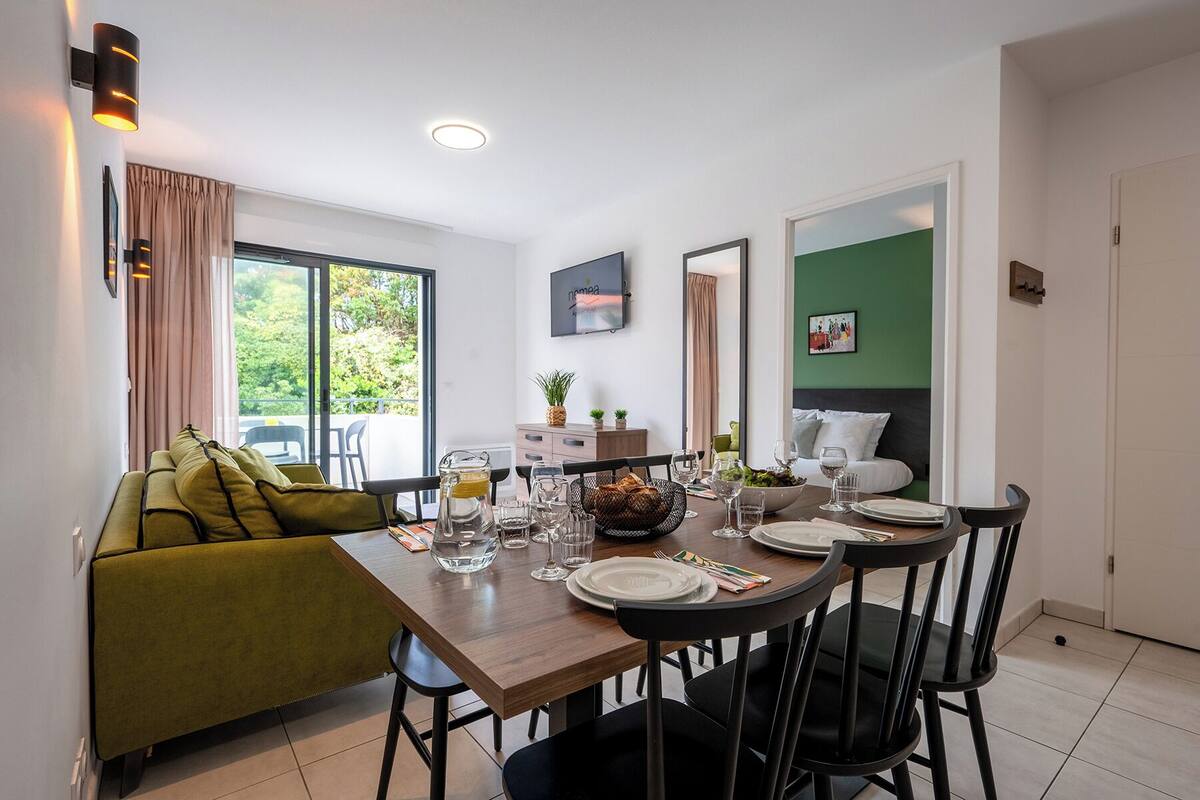 Appartement Classique, 2 chambres | Coin séjour | Télévision à écran plat de 109 cm avec chaßnes par satellite, télévision