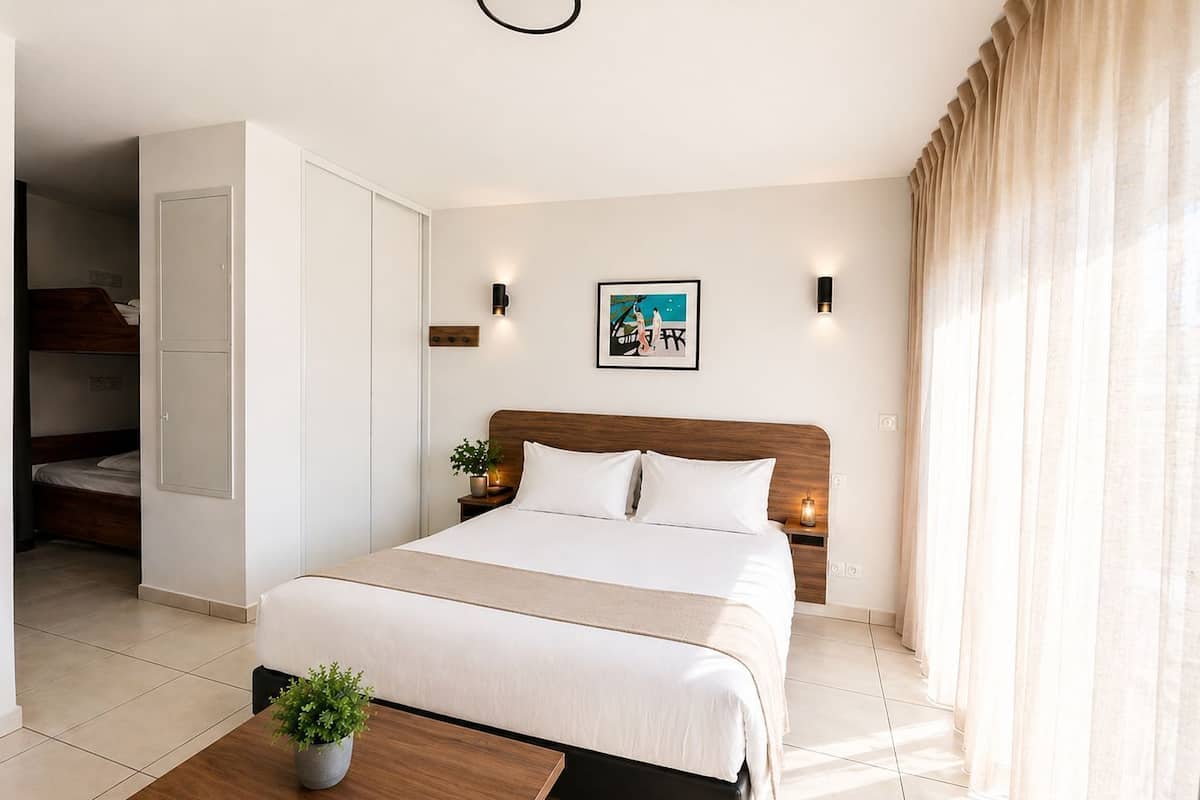 Studio phong cách cổ điển | Khu phòng khách | TV màn hình phẳng 109-cm có truyền hình vệ tinh, TV