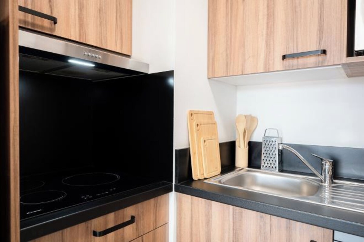 Cocina privada | Frigorífico pequeño, microondas, placa de cocina y hervidor eléctrico