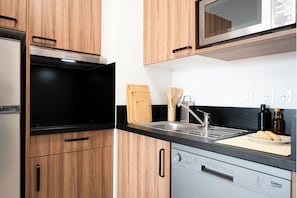Classic Apartment, 1 Double Bed with Sofa bed | Private kitchenette | Mini-fridge, microwave, stovetop, electric kettle