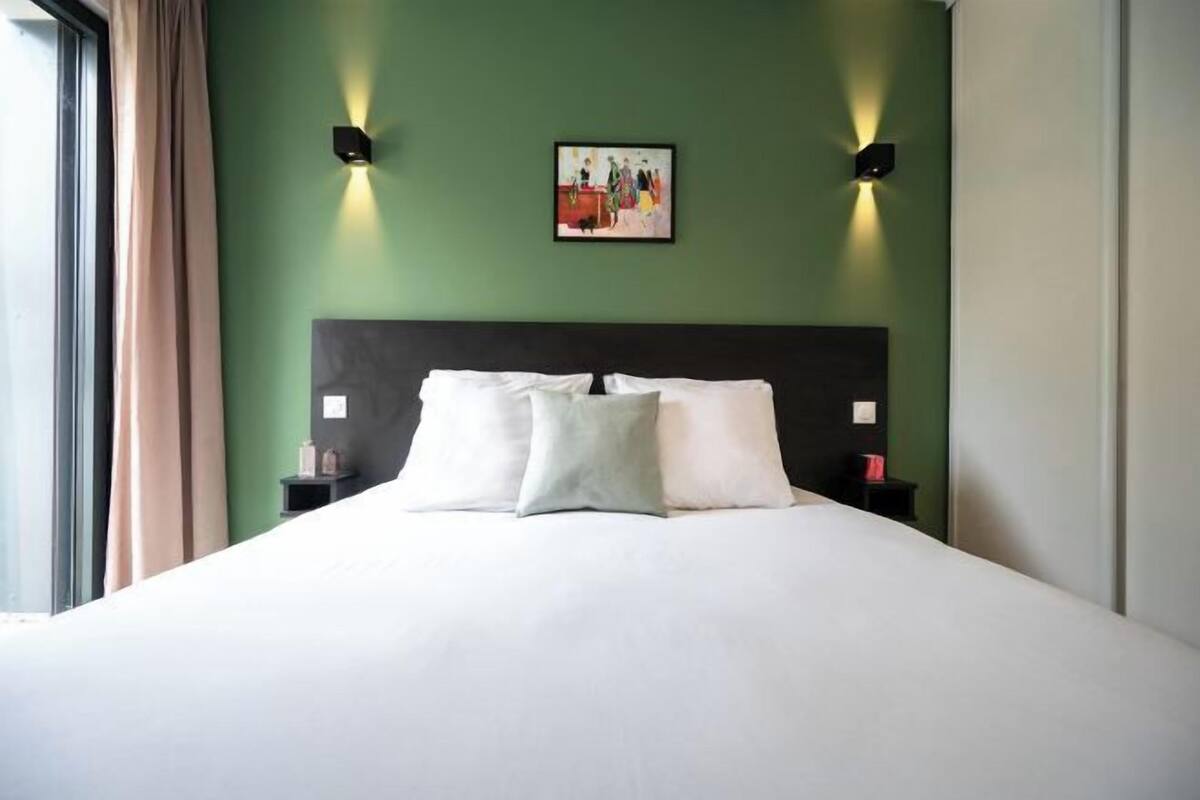 Geluiddichte muren, gratis babybedden, gratis wifi, beddengoed