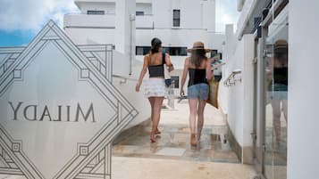 Piscine couverte, piscine extérieure, parasols de plage, chaises longues