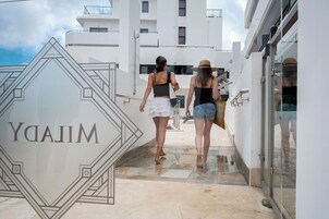 Piscina interna, piscina externa, guarda-sóis, espreguiçadeiras