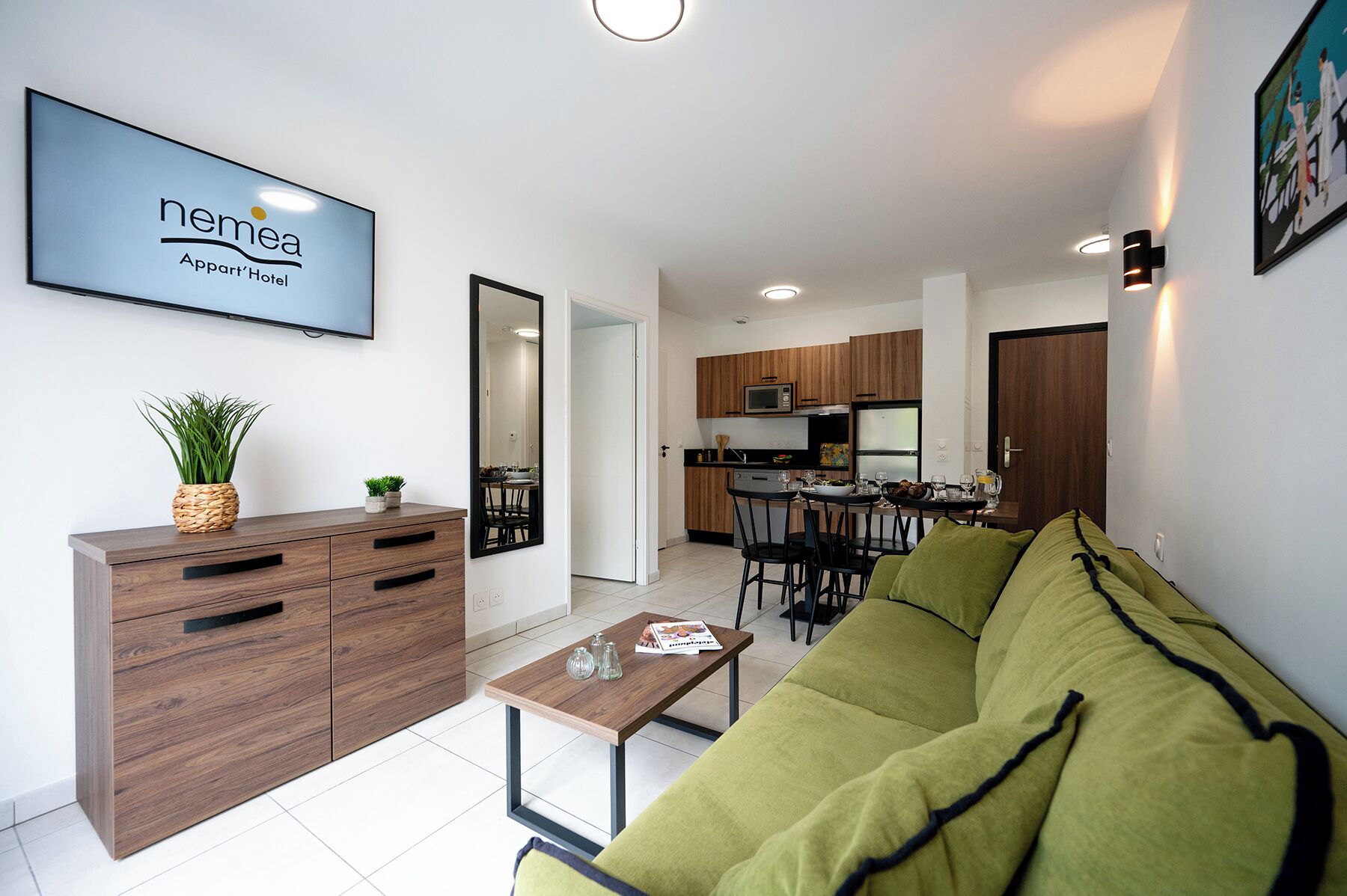 Un apartamento moderno con sala de estar, kitchenette y comedor.