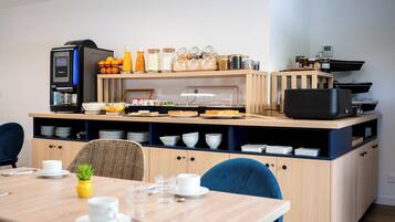 Petit déjeuner buffet (16 EUR par personne)
