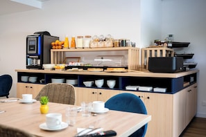 Petit déjeuner buffet (16 EUR par personne)