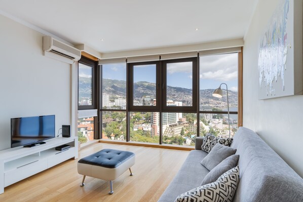 Panoramic Apartment | Living area | 30-inch flat-screen TV with cable channels, TV - Funchal View Apartment (Funchal)