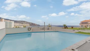 Piscina externa, espreguiçadeiras