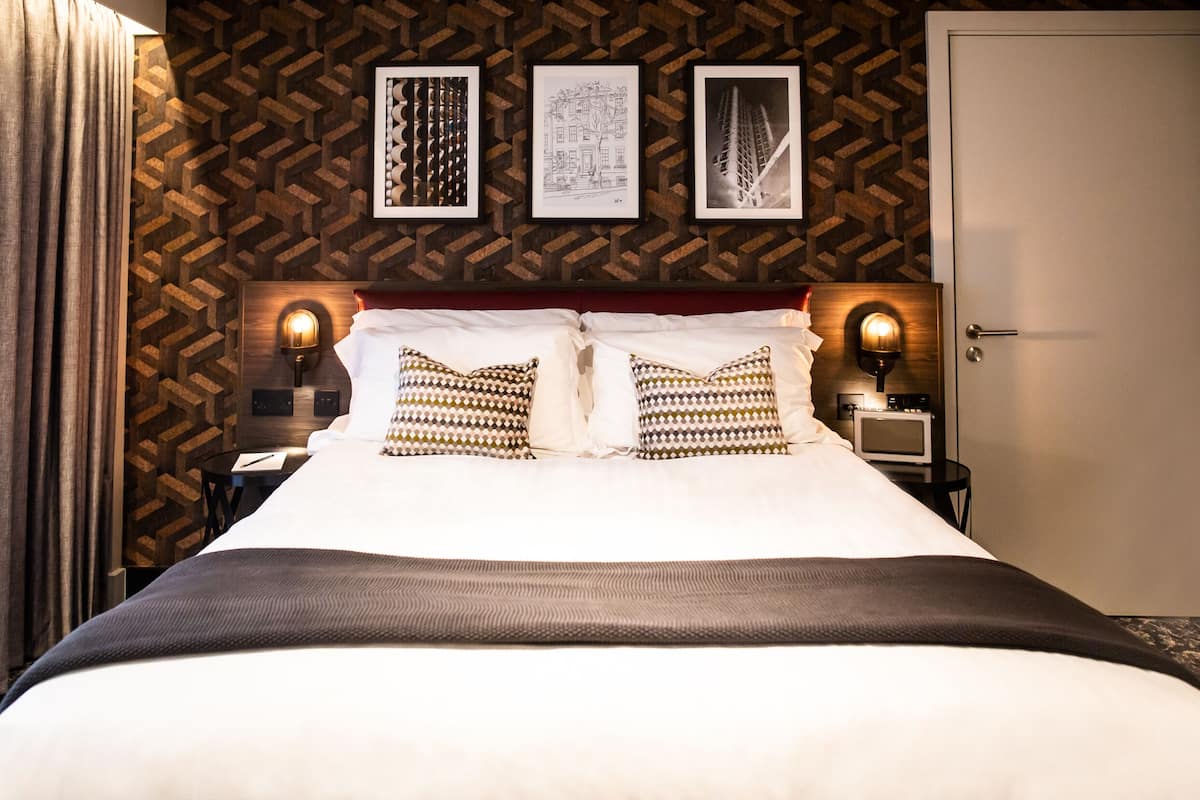 egyptian cotton sheets, premium bedding, pillow-top beds, in-room safe