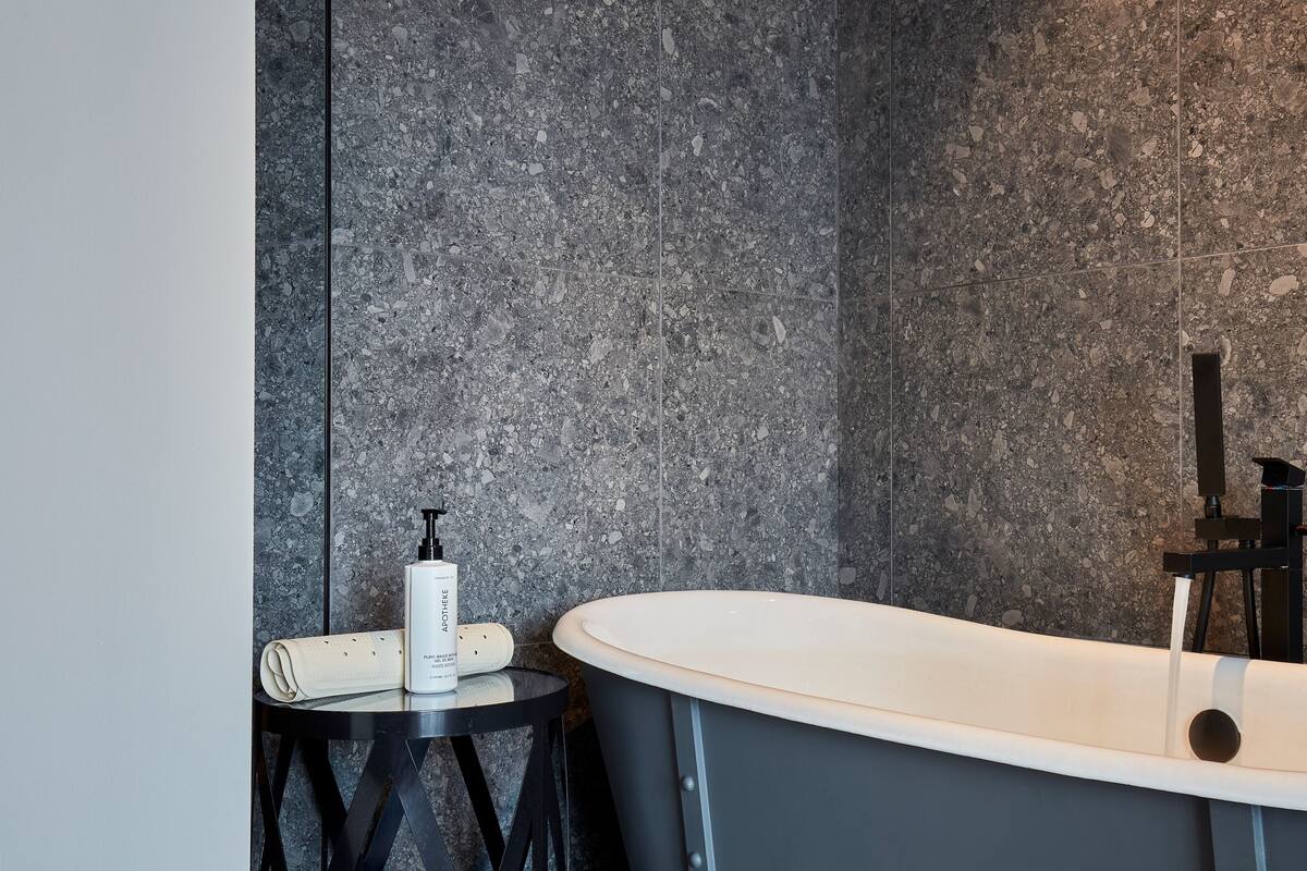 套房, 1 张特大床 (Freestanding Bath) | 埃及棉床单、高档床上用品、加厚床垫、客房内保险箱
