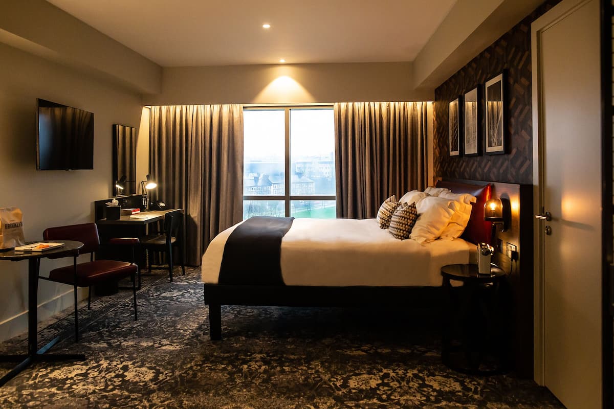 egyptian cotton sheets, premium bedding, pillow-top beds, in-room safe