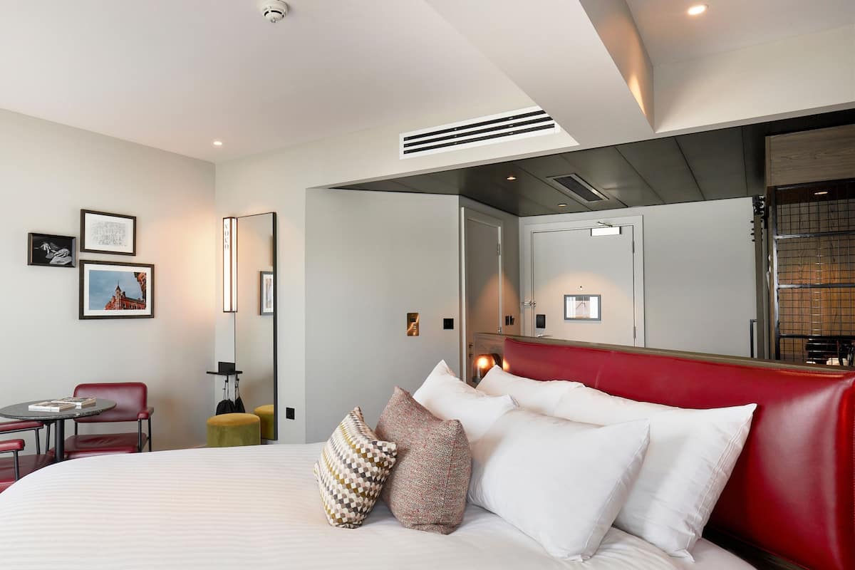 Standard Room, 1 Queen Bed | Egyptian cotton sheets, premium bedding, pillowtop beds, in-room safe