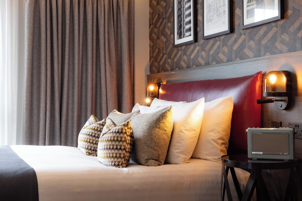 Standard Room, 1 King Bed | Egyptian cotton sheets, premium bedding, pillow-top beds, in-room safe