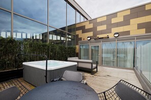 套房, 1 张特大床, 热水浴缸 (Roof Terrace, Outdoor Living Area) | 埃及棉床单、高档床上用品、加厚床垫、客房内保险箱