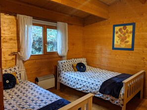 Ferienhaus, Mehrere Betten | 2 Schlafzimmer, kostenloses WLAN, Bettwäsche