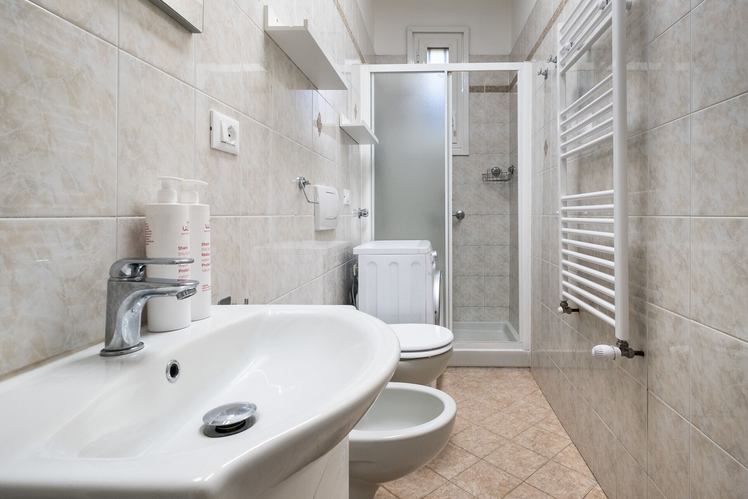 Doccia, asciugacapelli, bidet, asciugamani