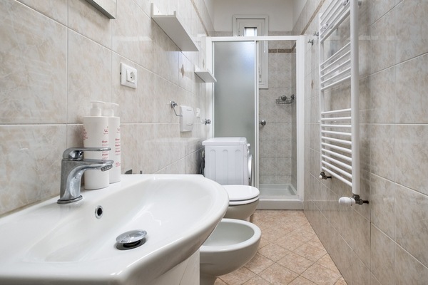 Doccia, asciugacapelli, bidet, asciugamani