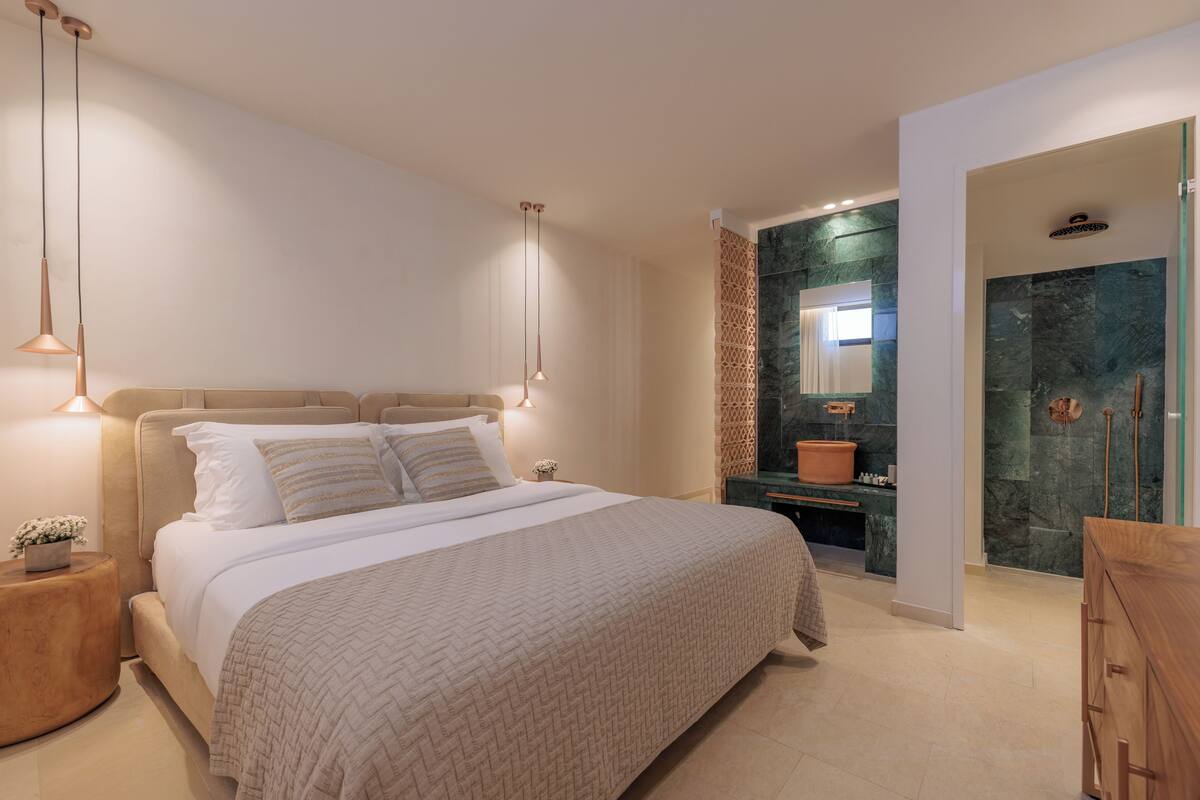 Superior Maisonette, Plunge Pool | Minibar, caja fuerte, escritorio y cortinas opacas