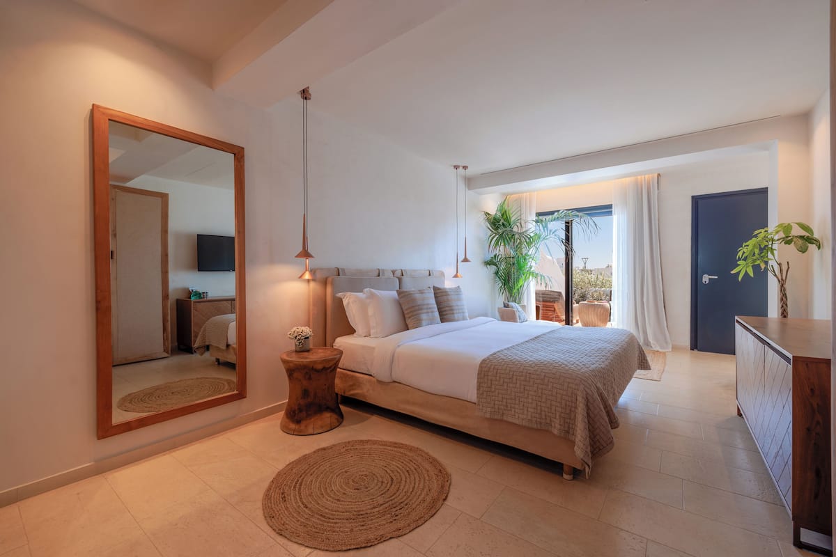 Superior Room, Private Pool | Minibar, brankas, meja kerja, dan tirai kedap cahaya