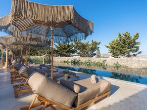 Una piscina al aire libre (de 08:00 a 20:00), sombrillas, tumbonas