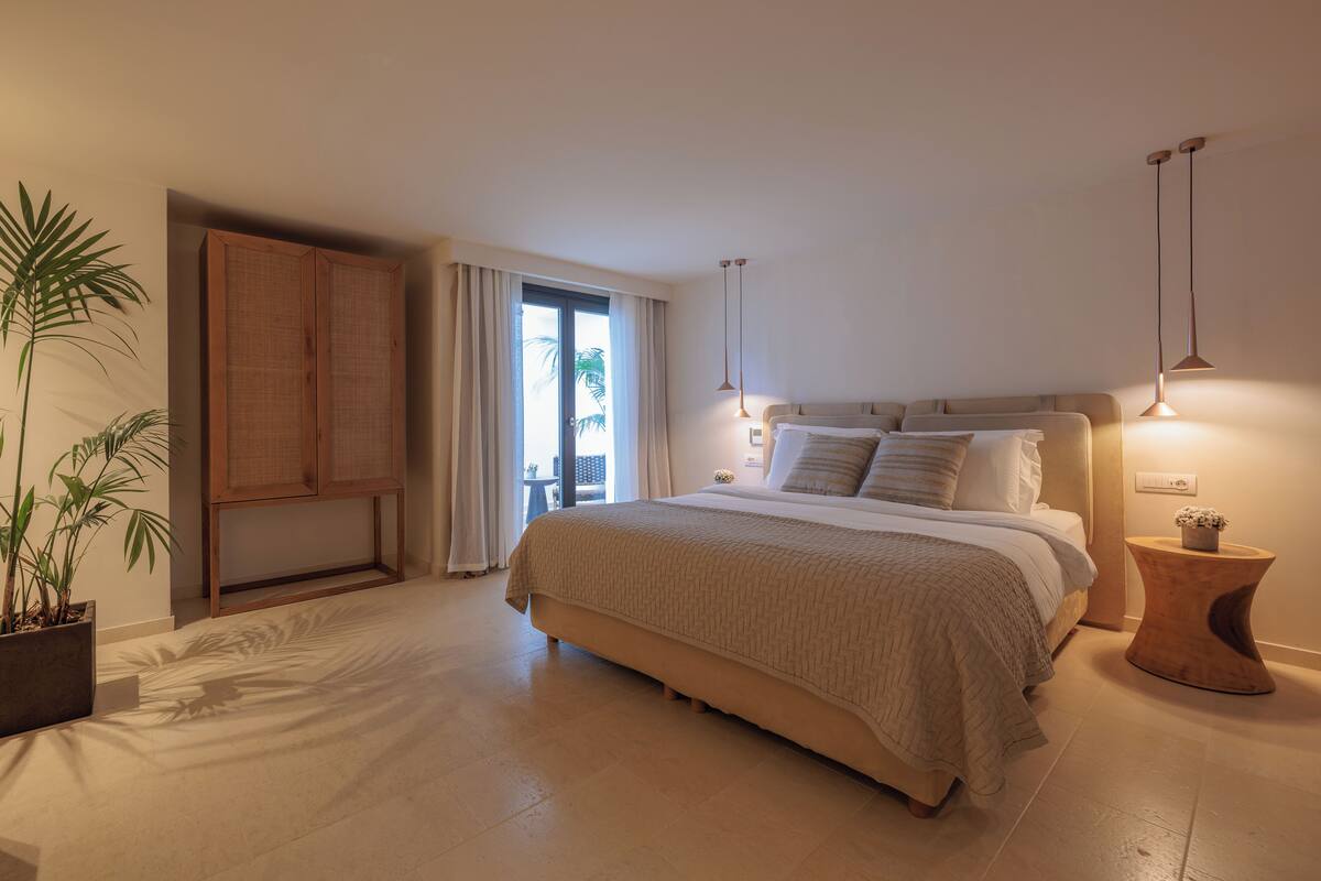 Asty Maisonette with Private Pool | Minibar, caja fuerte, escritorio y cortinas opacas