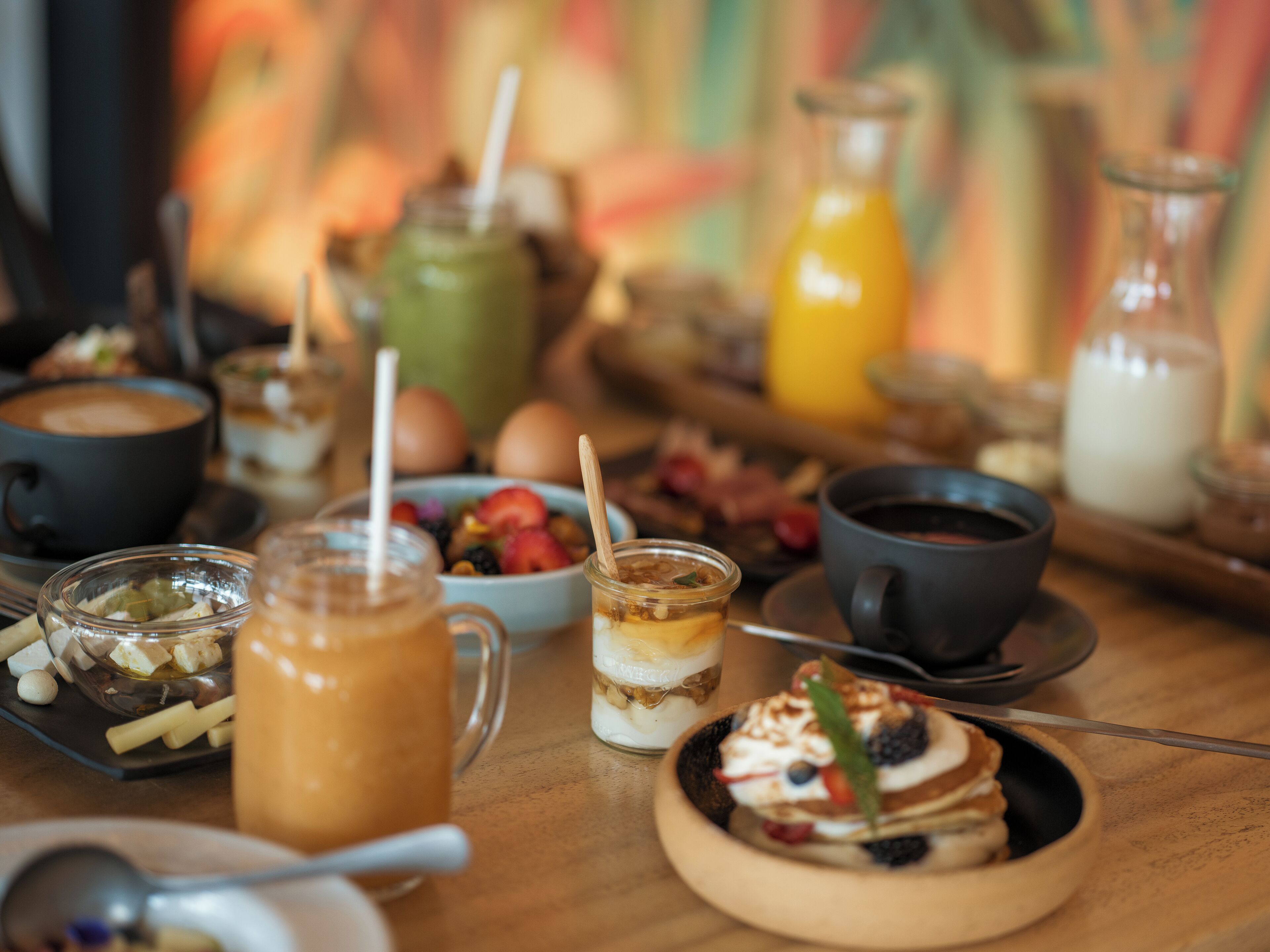 Una mesa de desayuno con diversos alimentos y bebidas.