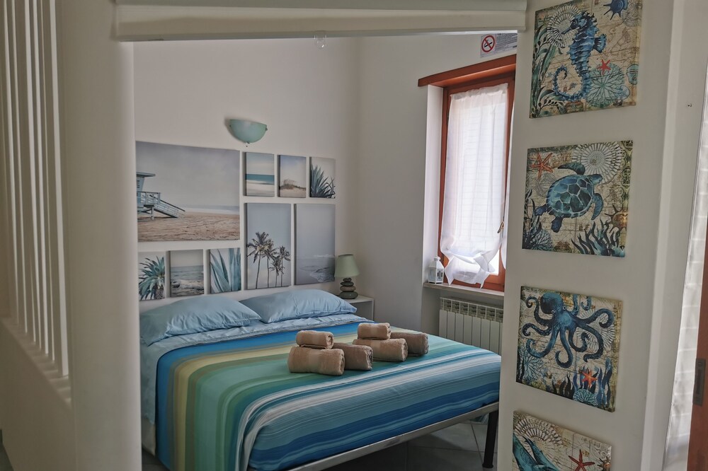 Mini two-rooms apartment near the beach with parking space