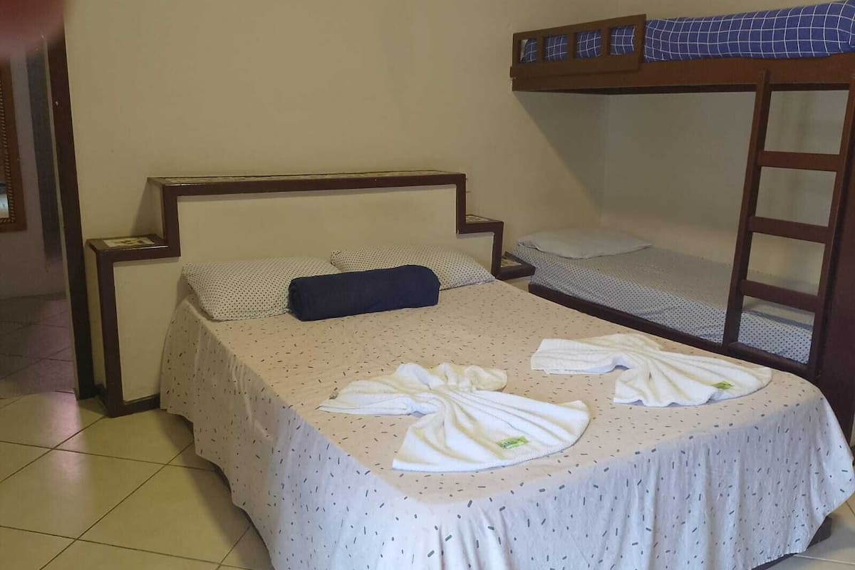 1 habitación, minibar, muebles diferentes y ropa de cama