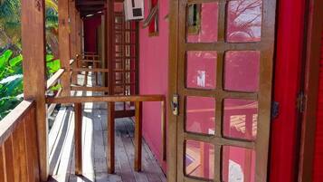 1 quarto, frigobar, individualmente mobiliados, roupa de cama