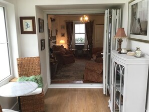 TV, peis, DVD-spiller og bøker