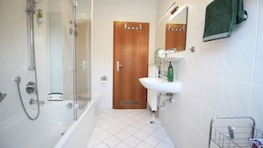 Combined shower/tub, hair dryer, towels, soap - Apartment (Zell am Main)