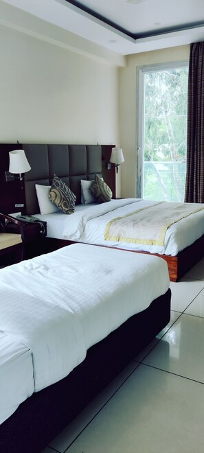 Honeymoon Double Room - Manuni Inn - Riverside Hotel (Dharamshala)