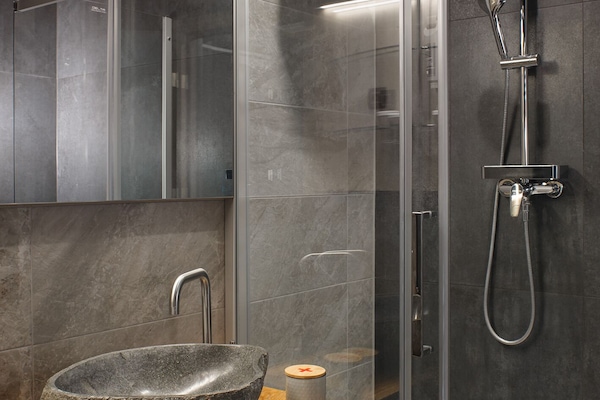 Comfort Apartment | Bathroom | Shower, towels, toilet paper