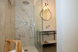 Chuveiro, secador de cabelo, bidê, toalhas de banho