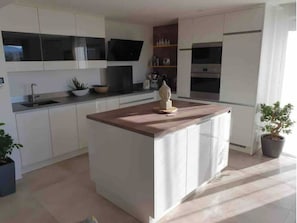 Een koelkast, een microgolfoven, een oven, een kookplaat