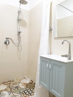 Basic Room | Bathroom shower - City Center Rooms (Nazareth)