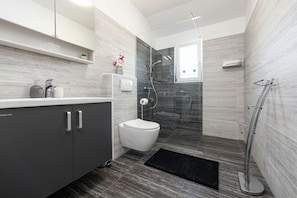 Shower, hair dryer, towels - Villa Silentium, rural area, heated pool, volleyball court, children's playground (Benkovac)